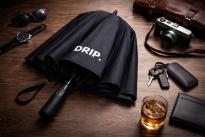 paraply fra drip sammenlignet med klassisk sort paraply uden logo