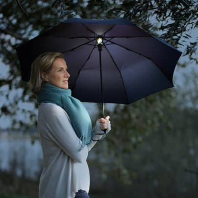Kvinden med paraply med lys